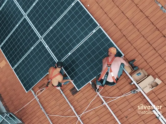 Installation einer Photovoltaik-Solaranlage für die Klimaanlage im Haus